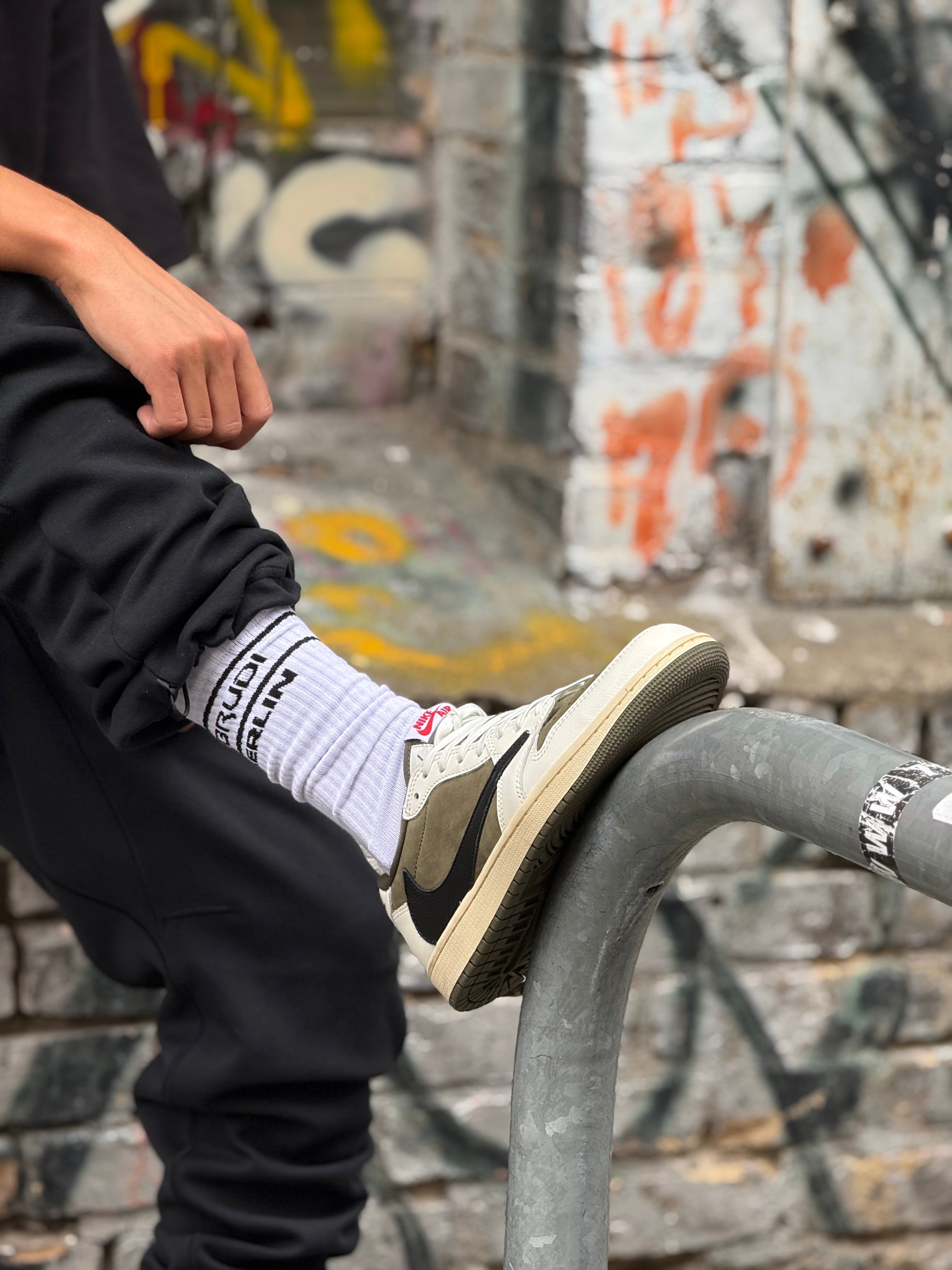 Style Brudi Socken und Nike Sneaker von  Travis Scott